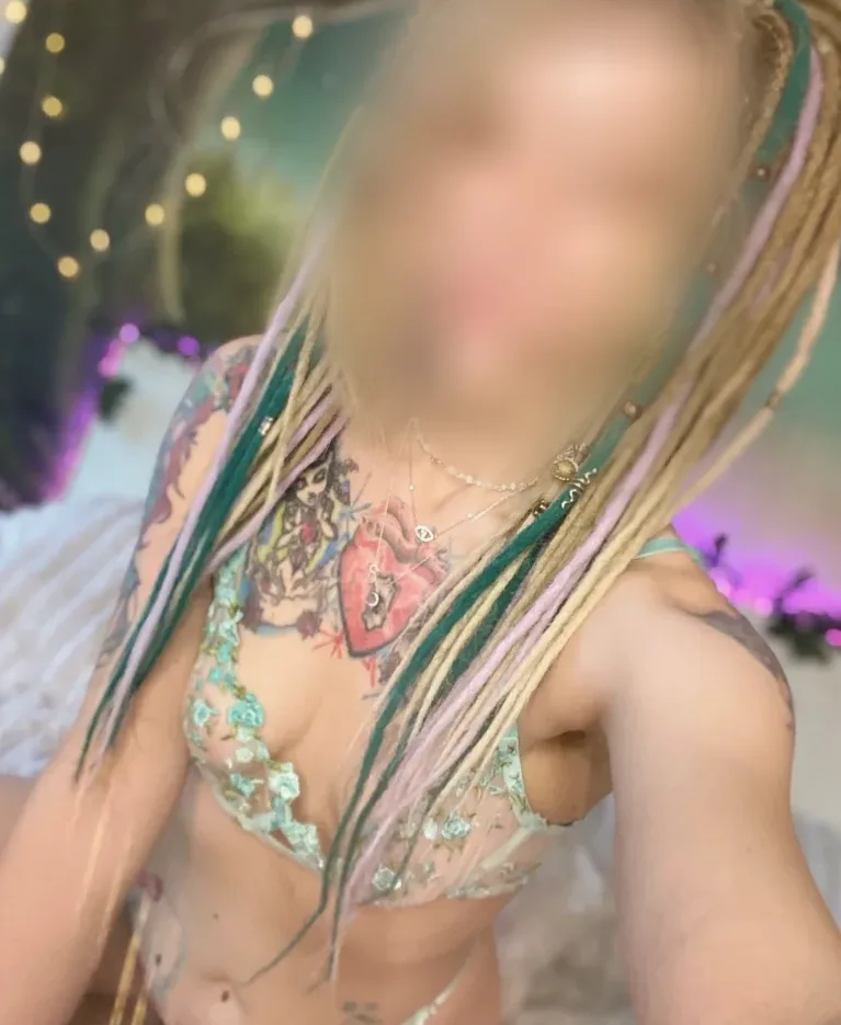 Manuela, 26