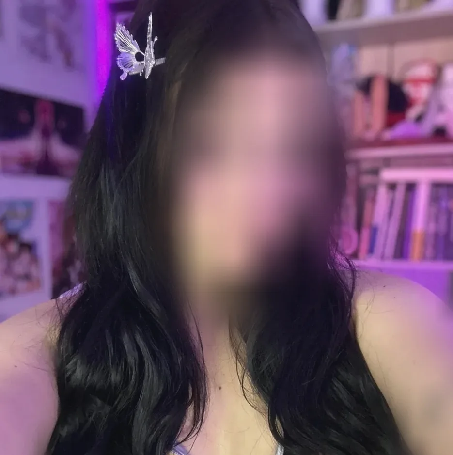Manuela, 26